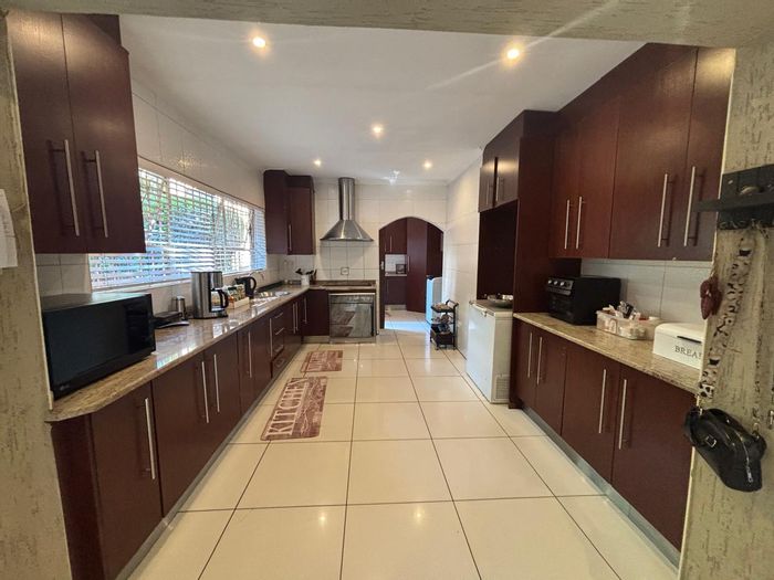 Glenvista House For Sale: 3 beds, 2.5 baths, flatlets, garages, spacious yard.