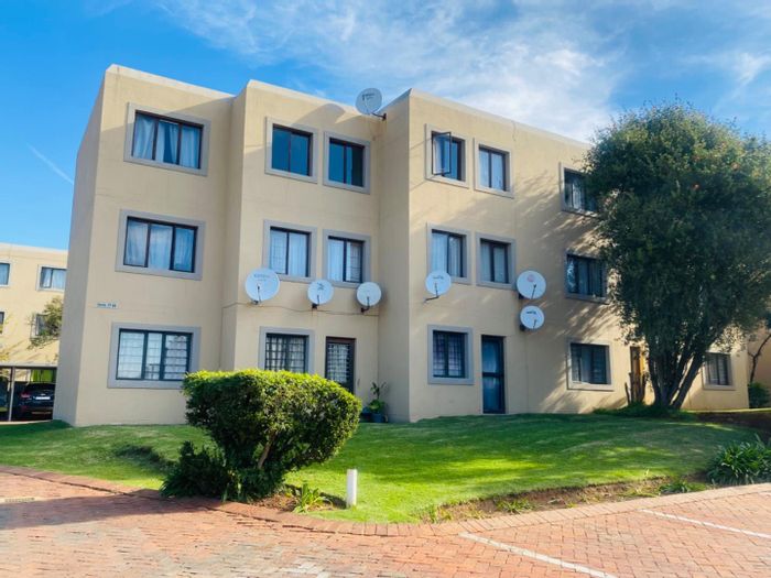 Weltevreden Apartment To Rent: 2 bedrooms, pool, playground, braai facilities.