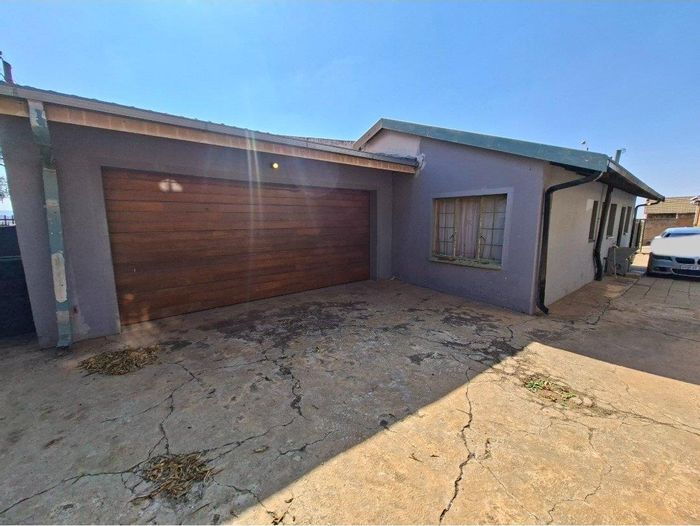 For Sale: 3-Bedroom House in Atteridgeville with Double Garage and Spacious Stand.