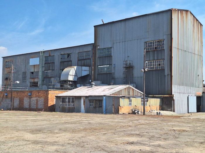 Industrial space to rent in New Era with offices, storage, and ample parking.