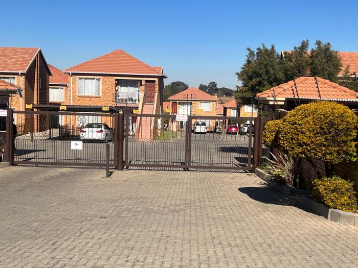 Rosettenville Apartment For Sale: 2 Bedrooms, balcony, 24-hour security, carport.