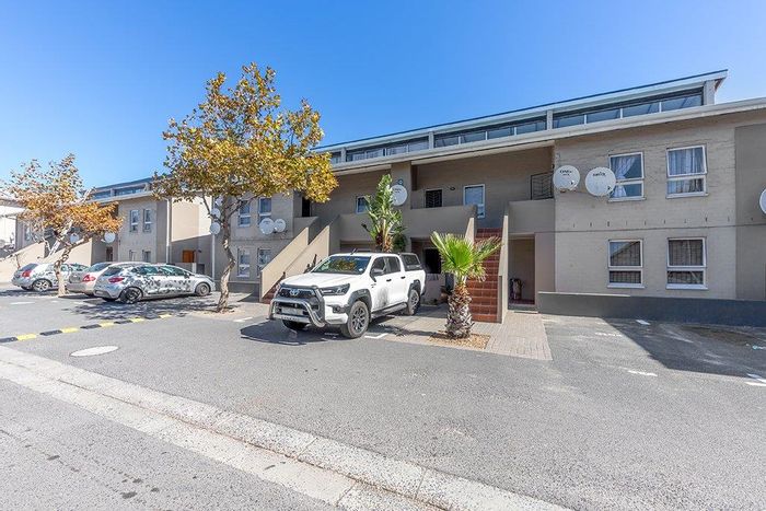 Ground-floor 1-bedroom apartment in Maitland with security and parking, For Sale.