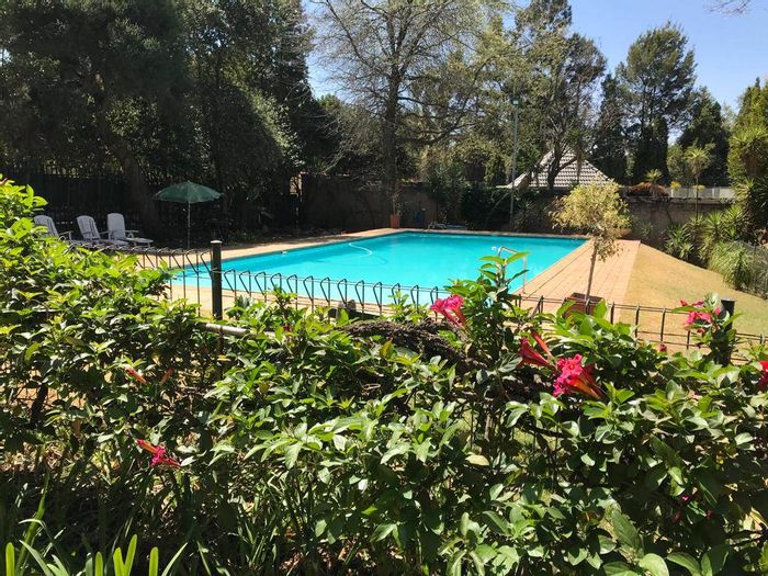 Illovo Apartment To Rent: Furnished, 3 beds, pool, lift access, 24-hour security.