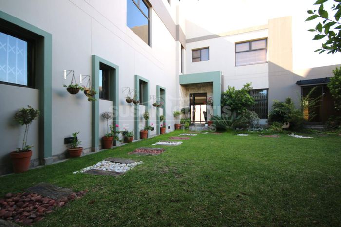 4-Bedroom House in Long Beach with indoor pool and spacious garden - To Rent.
