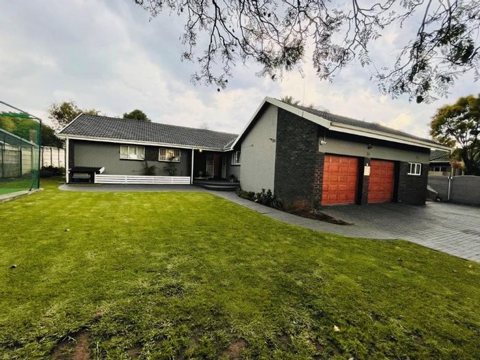 For Sale: 4-Bedroom House in Randhart with Pool, Lapa, and Double Garage.