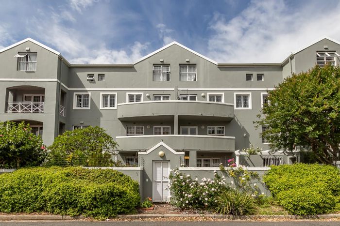 Rondebosch Village Apartment For Sale: 4 bedrooms, secure parking, communal courtyard.