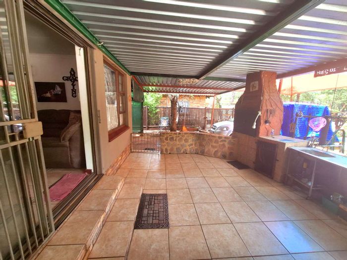 For Sale: 2-Bedroom House in Leeupoort Central with Solar, Braai, and Carport.