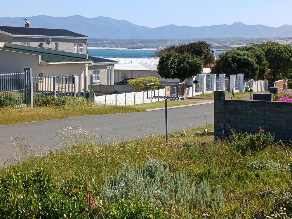 Same as previous photo; now zoomed in a bit. Hermanus coastline at the back.