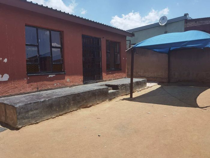 For Sale: Tembisa Central house with 4 rooms, 3 outside rooms, and expansion space.