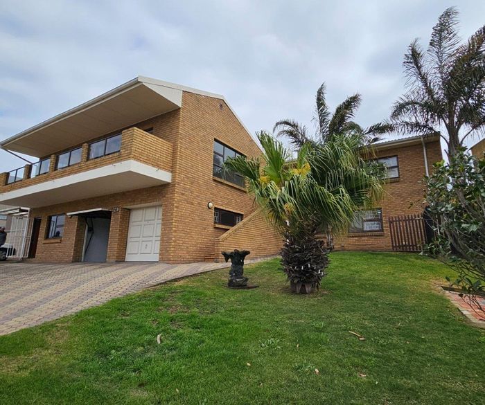 Bayview House For Sale: 7 bedrooms, beach access, flatlets, braai room.