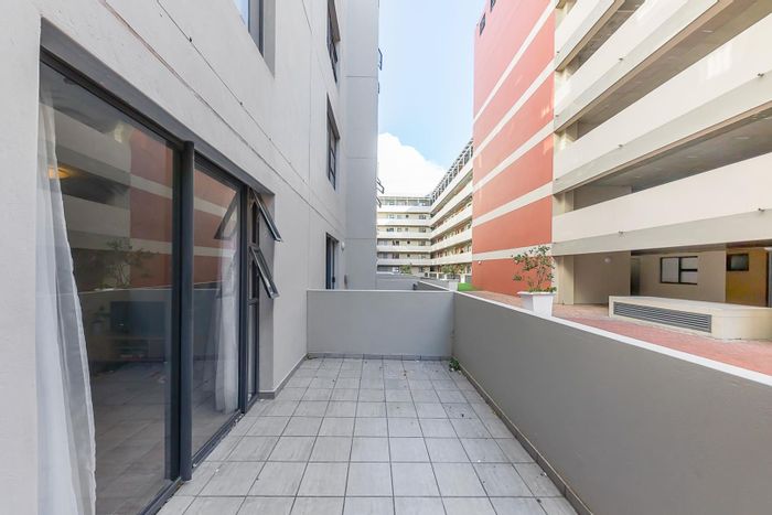 For Sale: Apartment in Zonnebloem with inverter, secure parking, gym, and pool.