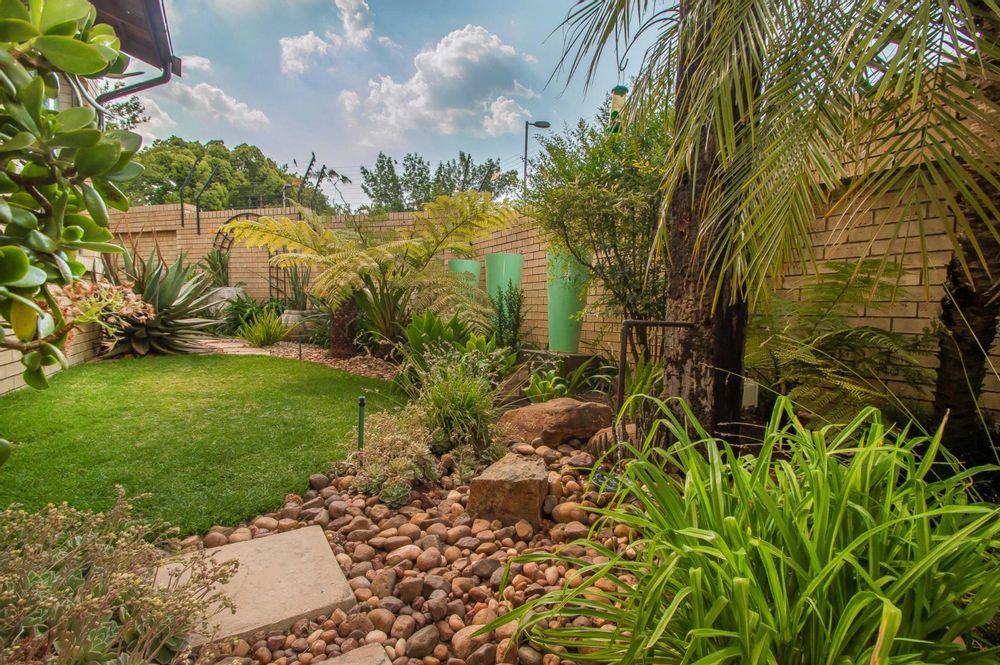 Pretty garden features throughout make this garden interesting and inviting 