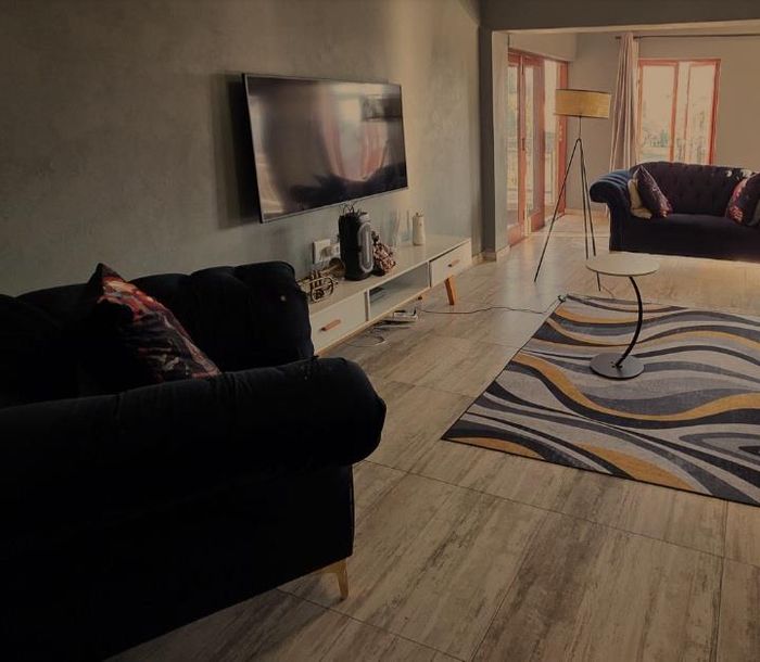 House For Sale in Xanadu Eco Park: 3 beds, 3 baths, double garage, fireplace.