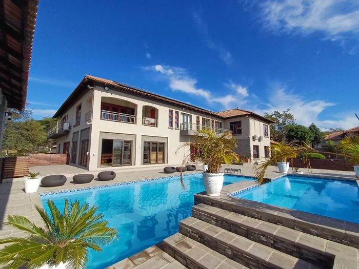 North Riding House To Rent: 5 bedrooms, dual kitchens, pool, flatlet, ample parking.