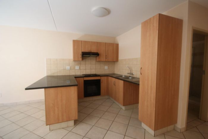 Celtisdal Apartment To Rent: 2 beds, enclosed garden, pool, security, water included.