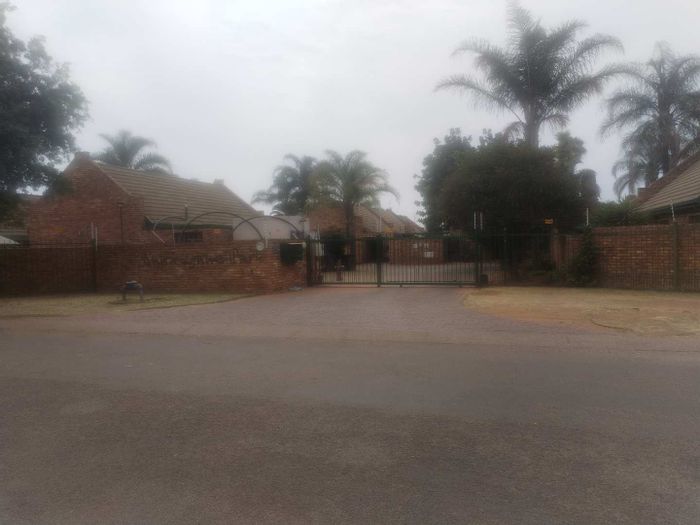 For Sale: 3-bedroom townhouse in Silverton with garage, near amenities and N4 highway.