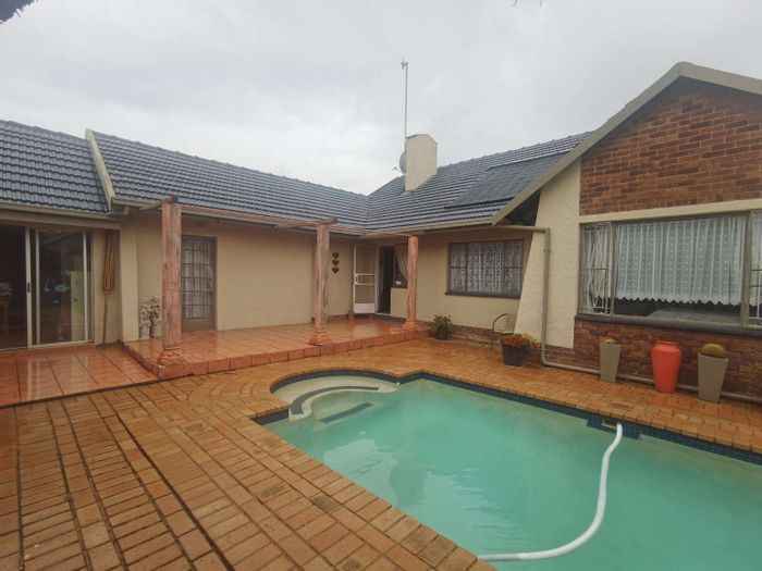 For Sale: House in Glen Marais with pool, lapa, and 24-hour security.