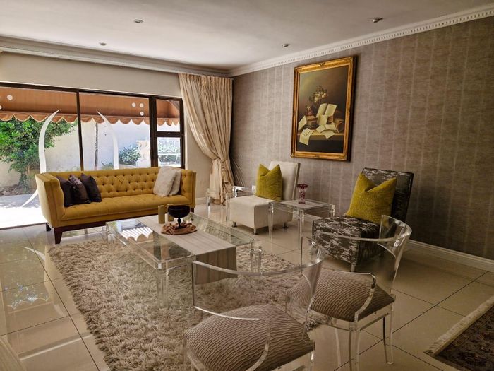 Morningside House To Rent: 3 beds, 5 living areas, pool, near schools and shops.