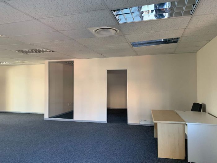 Office To Rent in Montague Gardens: 150 m², secure complex, parking, kitchen.