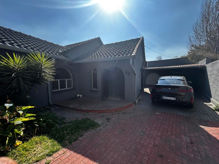 3-Bedroom House To Rent in Parkrand with Study, Bar, and Lapa.