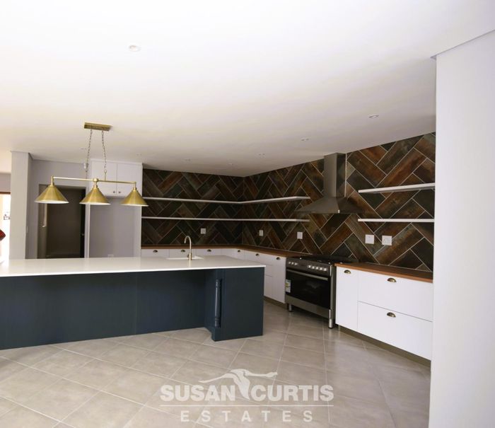 For Sale: Ocean View House with 3 bedrooms, study, indoor braai, and 3 garages.