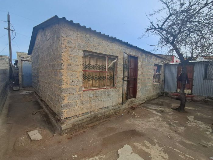 House for Sale in Tembisa Central: 2 beds, 1 bath, extra outside rooms.