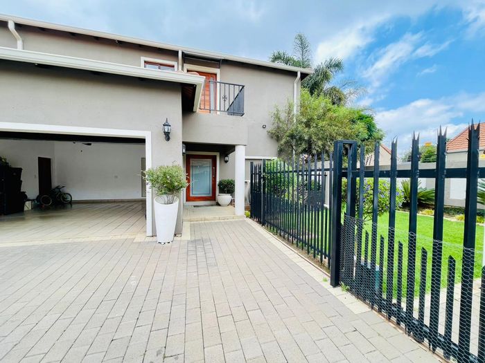 Rynfield House For Sale: 4 beds, pool, garden, spacious living areas.