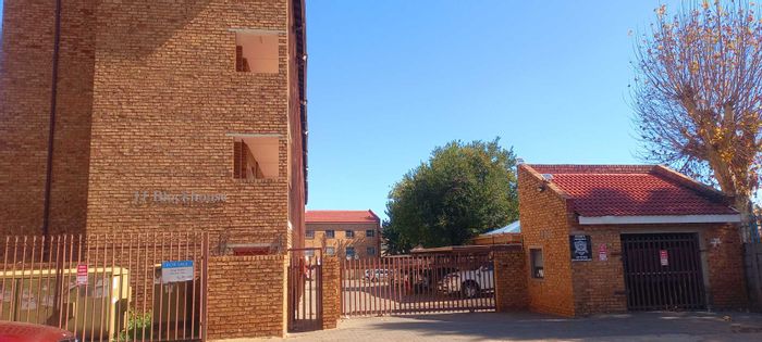 2-Bedroom Apartment For Sale in Kempton Park AH with parking and easy access.