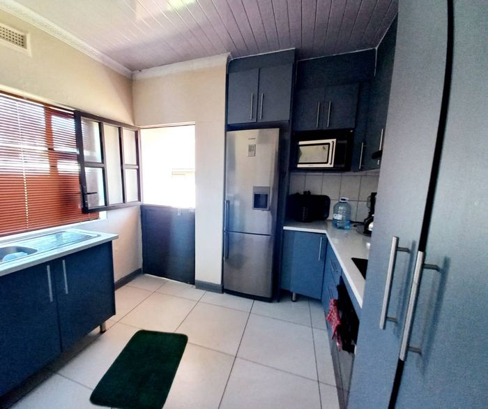 3 Bedroom house for sale in Bothasrus with spacious yard and outbuilding.