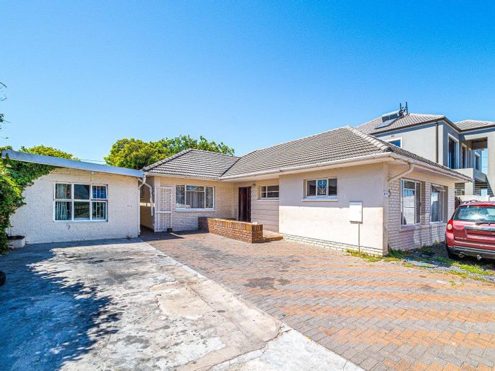 Rondebosch East Home for Sale: 3 Beds, Cottage, Stunning Table Mountain Views!
