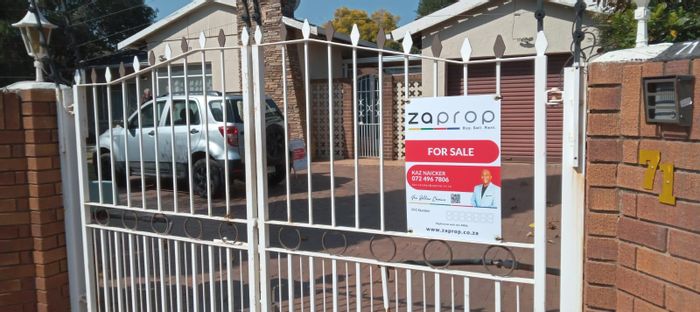 For Sale: Spacious 3-Bed House in Elspark with Pool, Flatlets, and Garage.