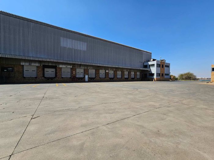 Industrial property for sale in Jet Park: 12,400sqm with ample yard and office space.