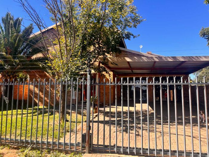 3 Bedroom House To Rent in Langenhovenpark with large living areas, pet-friendly.