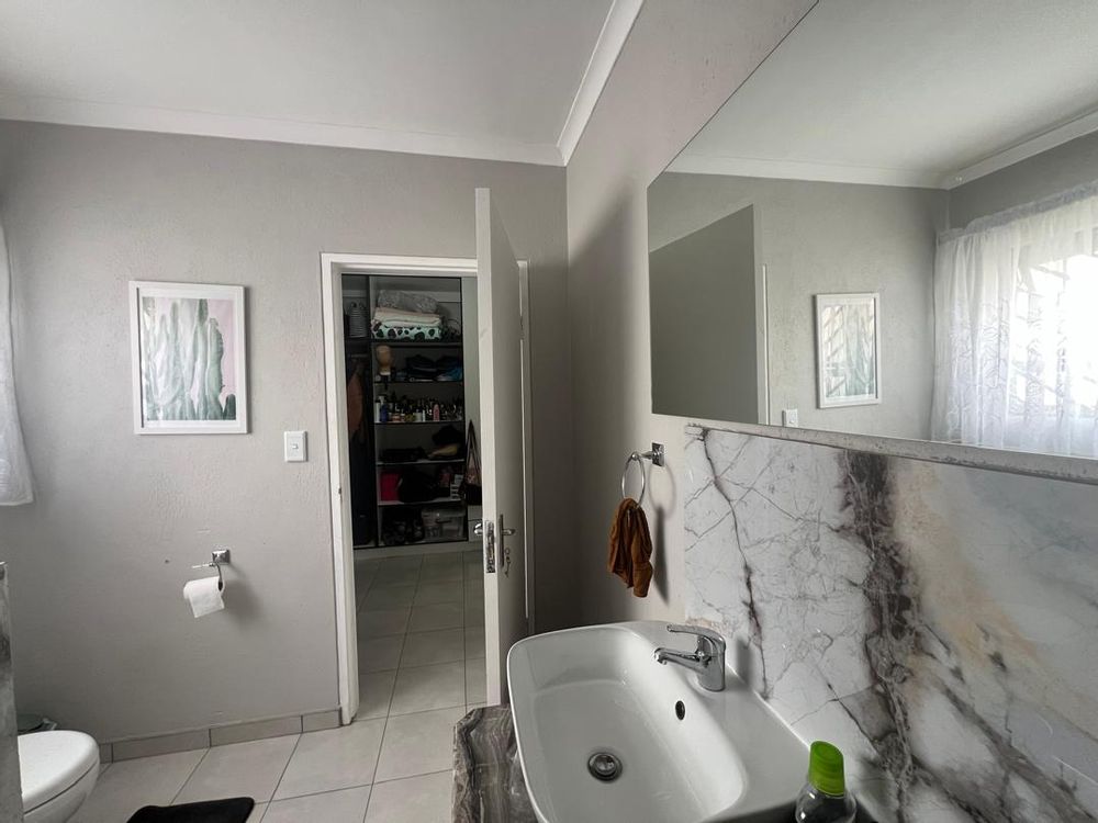 Main bedroom with walk-in closet and en-suite bathroom