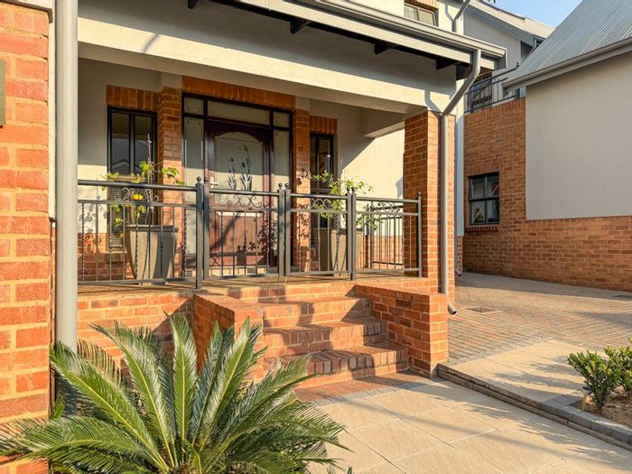 Property #2411384, Townhouse For Sale in Heritage Hill