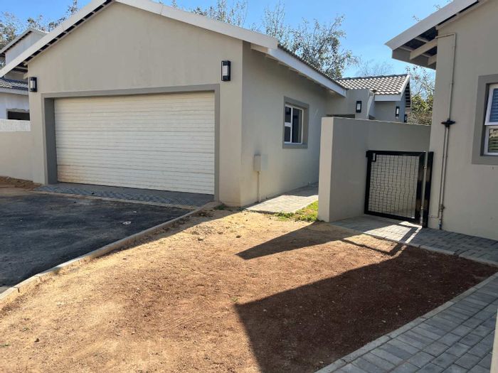 House to Rent in Boskruin: 3 beds, garden, double garage, close to amenities.