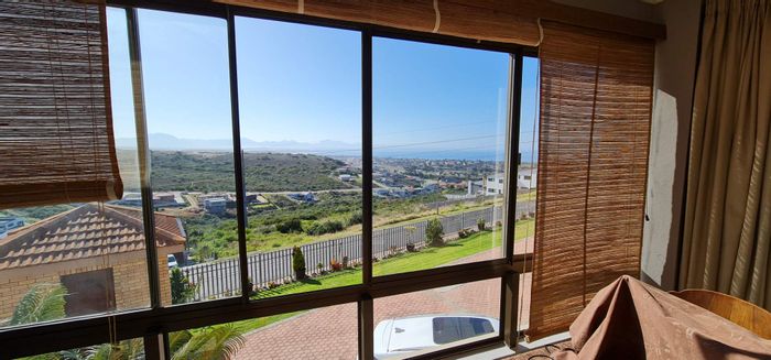 Townhouse To Rent in Seemeeu Park: Sea views, double garage, pet-friendly.