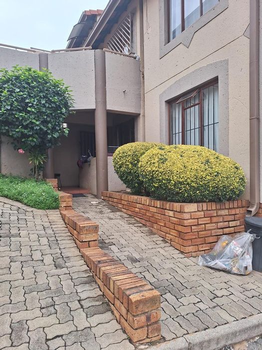 Mulbarton Townhouse To Rent: 2 Bedrooms, Pool, Office Space, Carport. R7500.