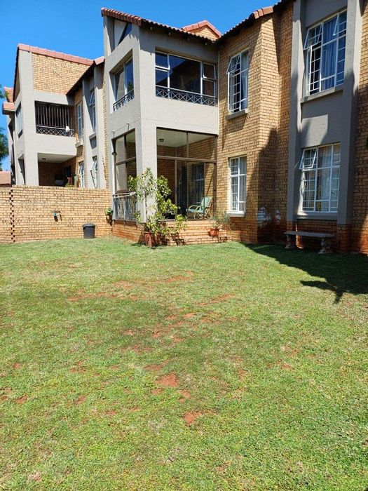 Townhouse To Rent in Olympus AH: 2 beds, private patio, pool, 24h security.