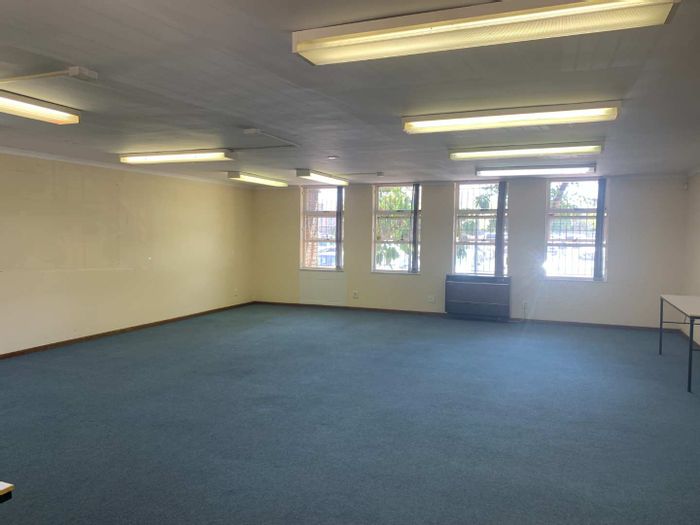 Ground Floor Office To Rent in Pinelands, near Howard Centre, with kitchen and parking.