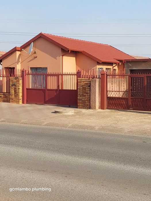 Three-bedroom apartment for sale in Soshanguve East with carport and security.