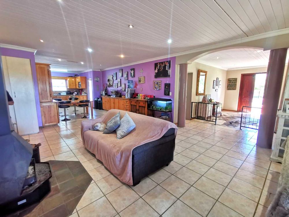 MAIN DWELLING LOUNGE AREA 