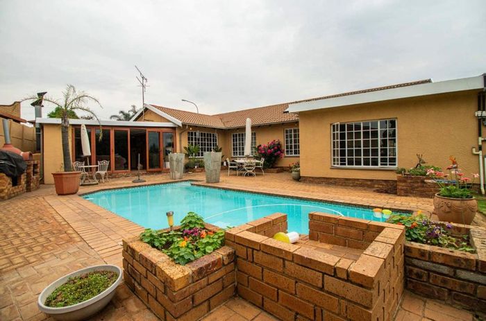 House For Sale in Dalpark: 3 bedrooms, granny flat, solar pool, spacious garden.