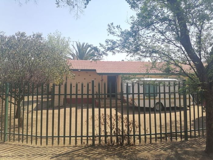 Witfield House For Sale: 3 Bedrooms, Study, Lapa, Garages, Staff Quarters.