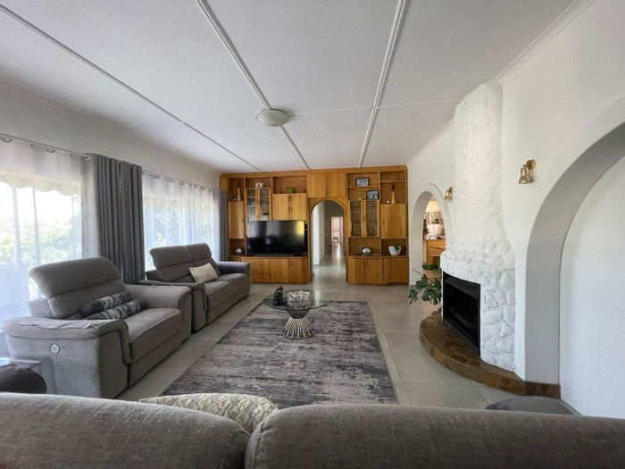 House To Rent in Eros: 4 Bedrooms, Pool, Entertainment Area, Pet Friendly.