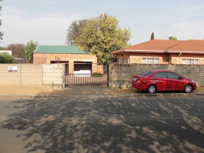 For Sale: 3-bedroom house with pool, large kitchen, and spacious yard in Lambton.