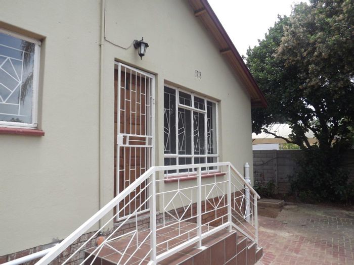 Cottage in Claremont To Rent: Communal garden, parking, near amenities and transport.