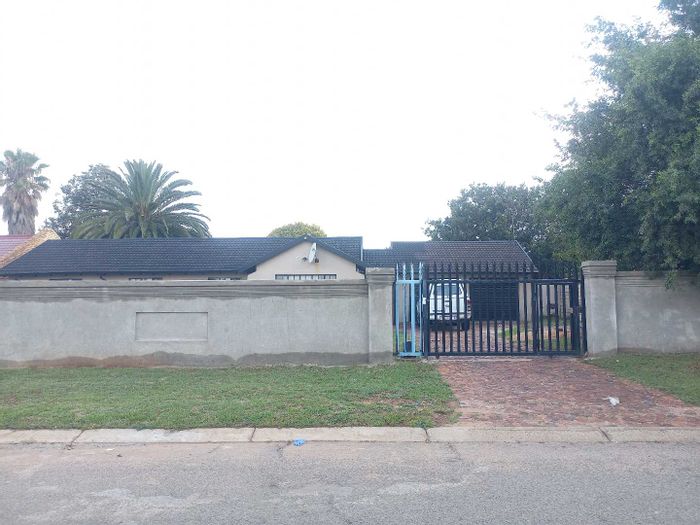 For Sale: Terenure House with 3 Bedrooms, Double Garage, and Private Garden.