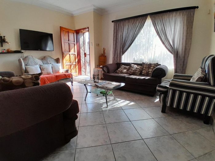 Charming House for Sale in Dorado Park: 3 Beds, Open Plan Living, Dual Carports!