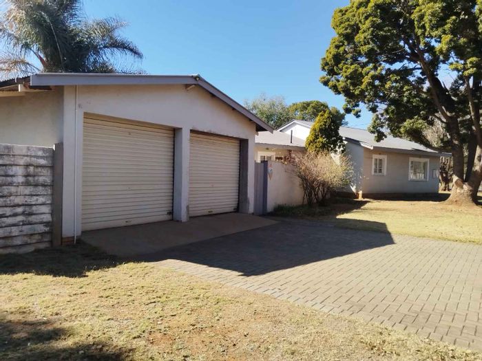 House for Sale in Parys Rural: 4 beds, double garage, secure fencing.